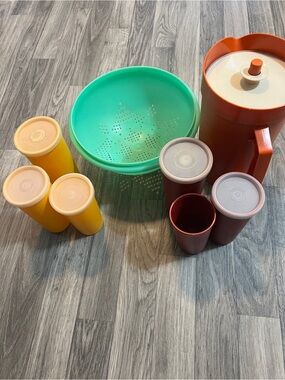 8 pieces of vintage Tupperware Pitcher, Tumblers and Colander very Grannycore